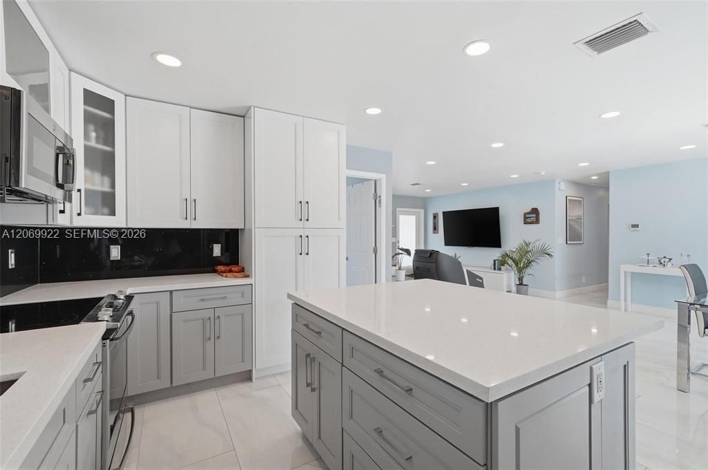For Sale: $918,000 (3 beds, 2 baths, 1400 Square Feet)