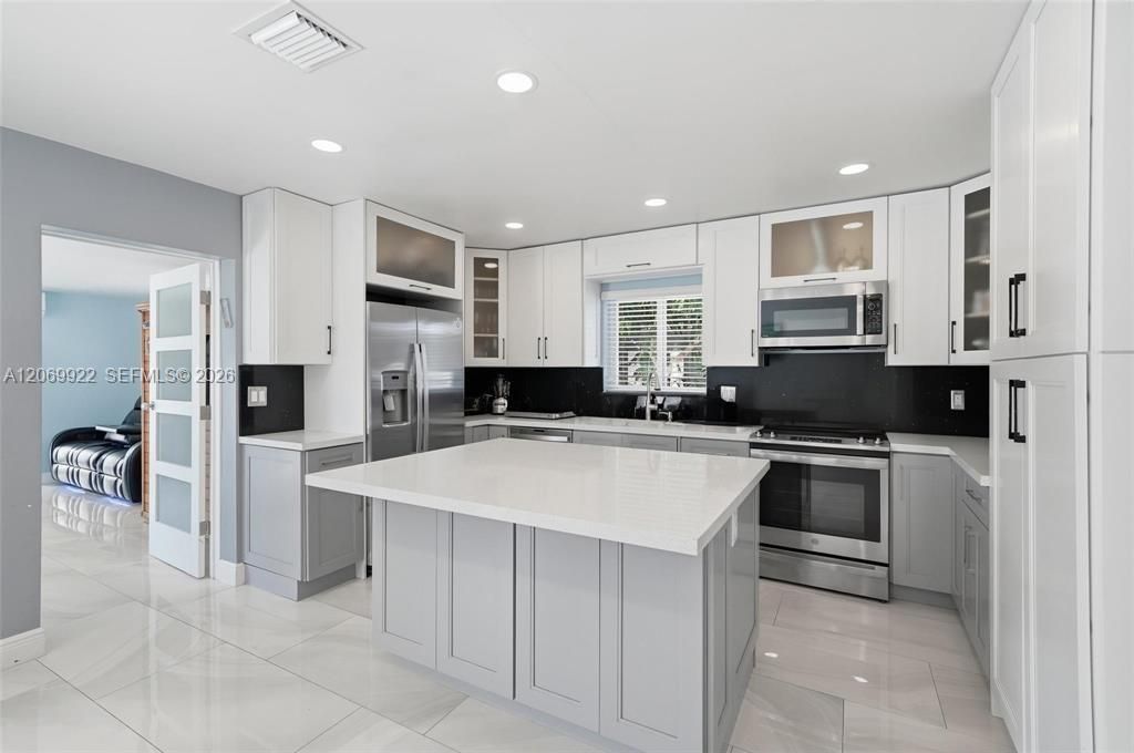 For Sale: $918,000 (3 beds, 2 baths, 1400 Square Feet)