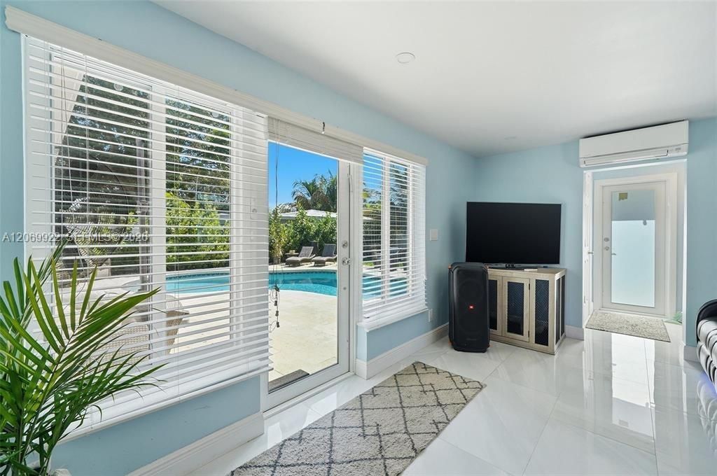 For Sale: $918,000 (3 beds, 2 baths, 1400 Square Feet)