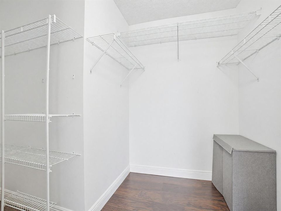 Bedroom1-Closet