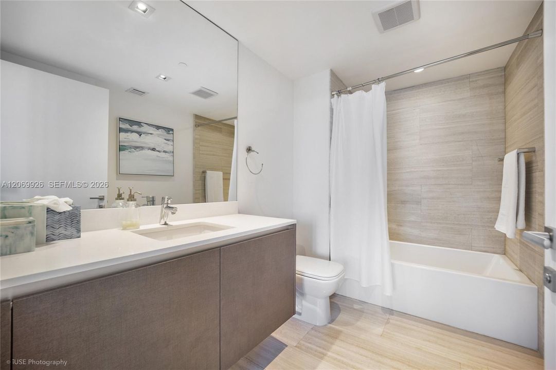 For Sale: $1,284,000 (2 beds, 2 baths, 1137 Square Feet)