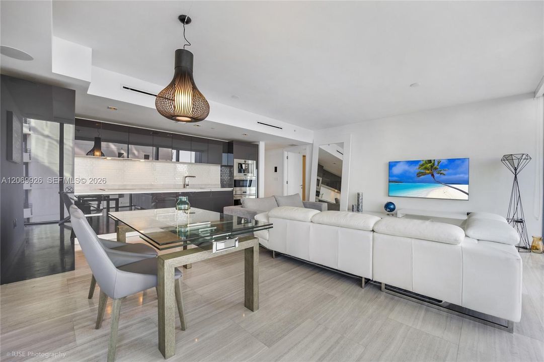 For Sale: $1,284,000 (2 beds, 2 baths, 1137 Square Feet)