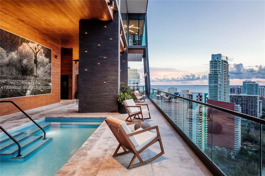 For Sale: $1,284,000 (2 beds, 2 baths, 1137 Square Feet)