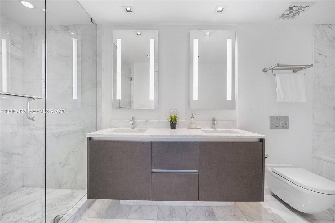 For Sale: $1,284,000 (2 beds, 2 baths, 1137 Square Feet)