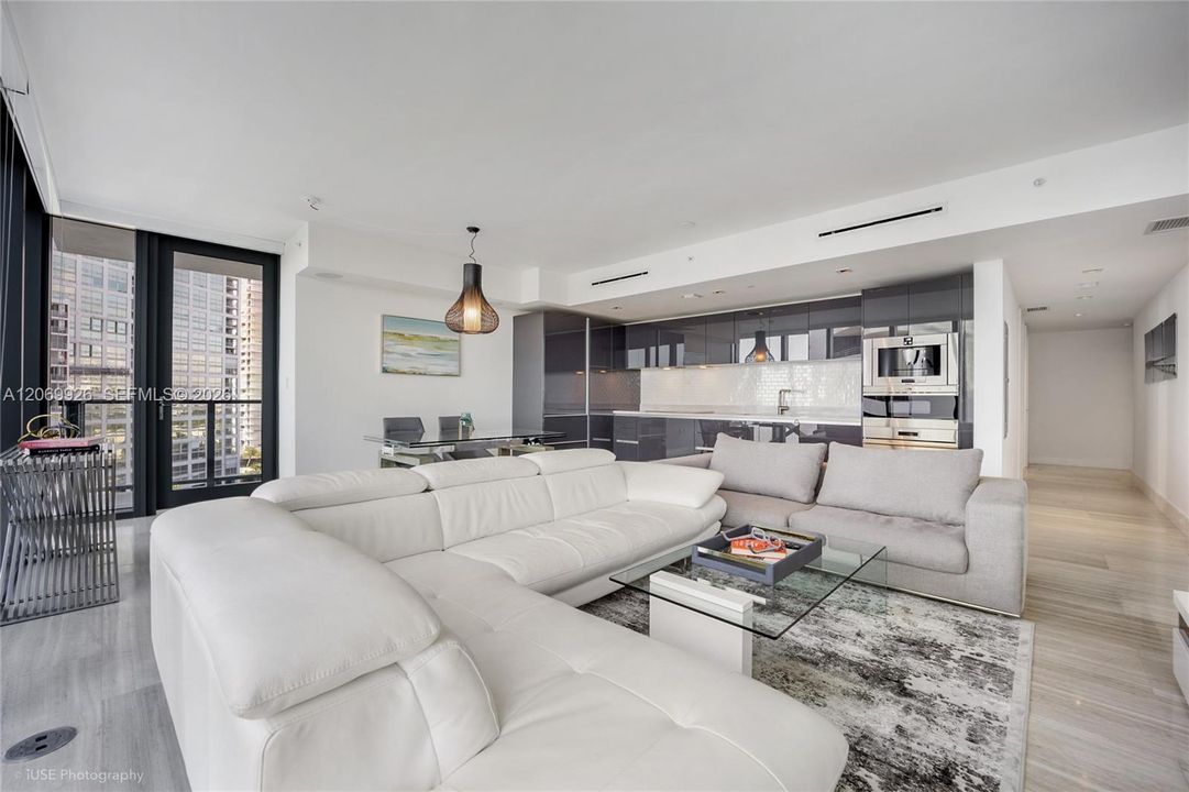 For Sale: $1,284,000 (2 beds, 2 baths, 1137 Square Feet)