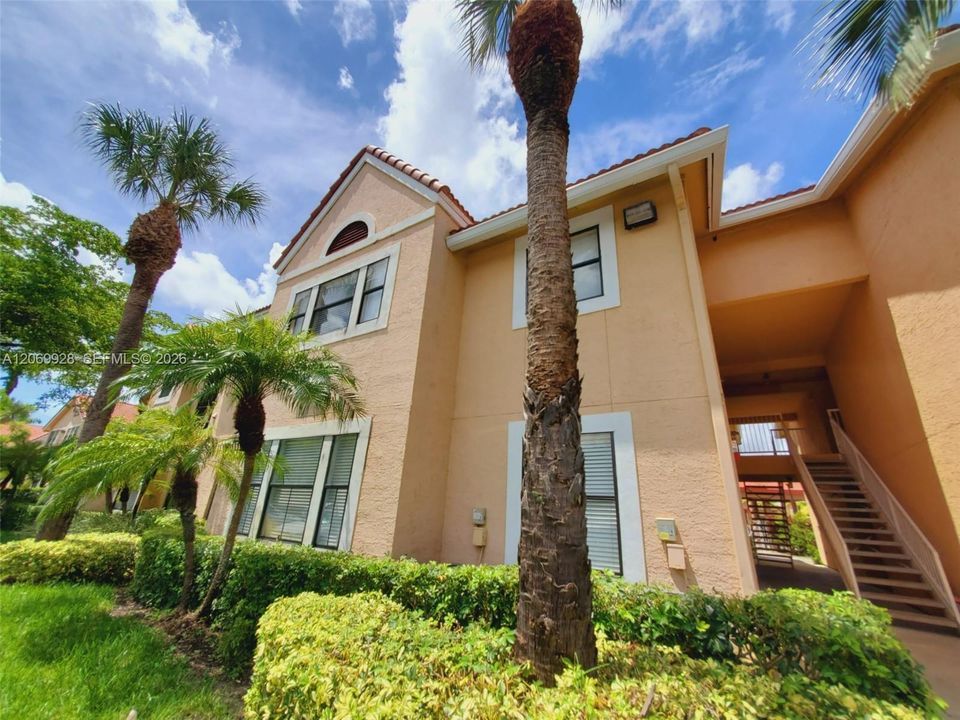For Sale: $319,900 (2 beds, 2 baths, 1053 Square Feet)