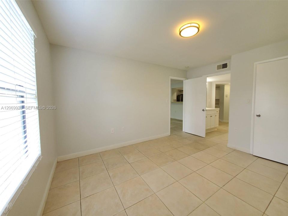 For Sale: $319,900 (2 beds, 2 baths, 1053 Square Feet)