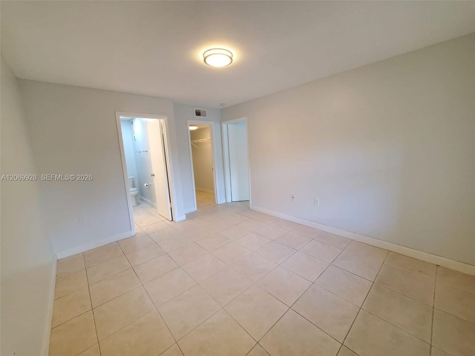 For Sale: $319,900 (2 beds, 2 baths, 1053 Square Feet)