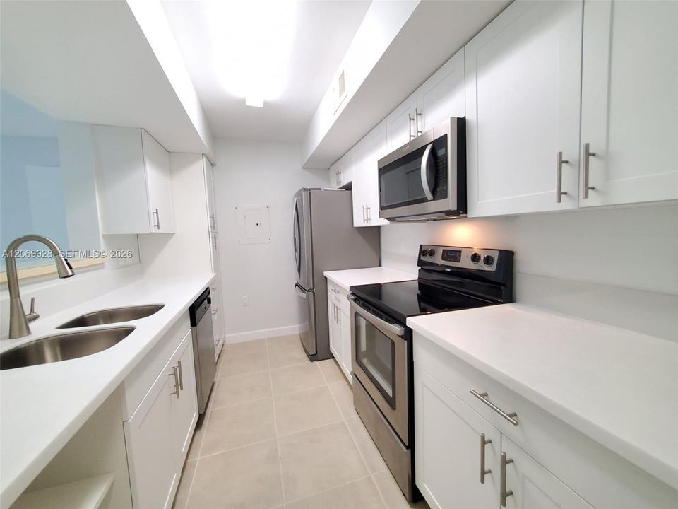For Sale: $319,900 (2 beds, 2 baths, 1053 Square Feet)