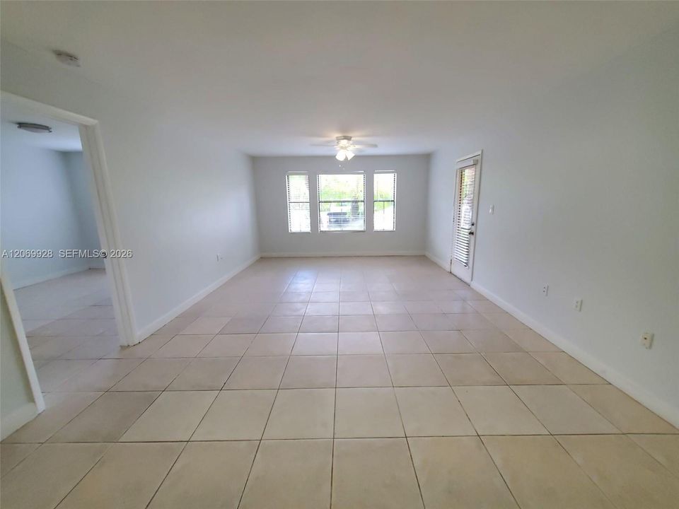 For Sale: $319,900 (2 beds, 2 baths, 1053 Square Feet)
