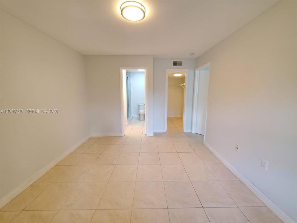 For Sale: $319,900 (2 beds, 2 baths, 1053 Square Feet)
