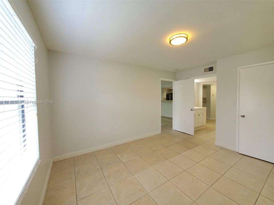 For Sale: $319,900 (2 beds, 2 baths, 1053 Square Feet)
