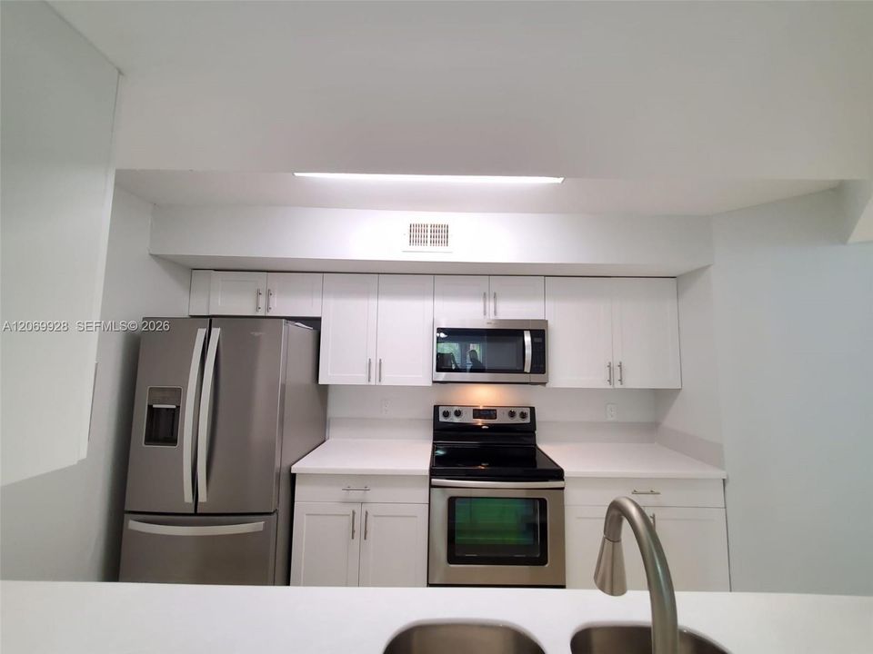 For Sale: $319,900 (2 beds, 2 baths, 1053 Square Feet)
