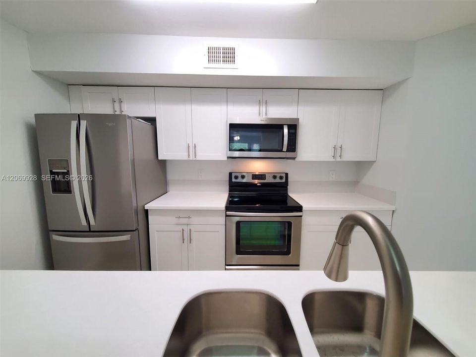 For Sale: $319,900 (2 beds, 2 baths, 1053 Square Feet)