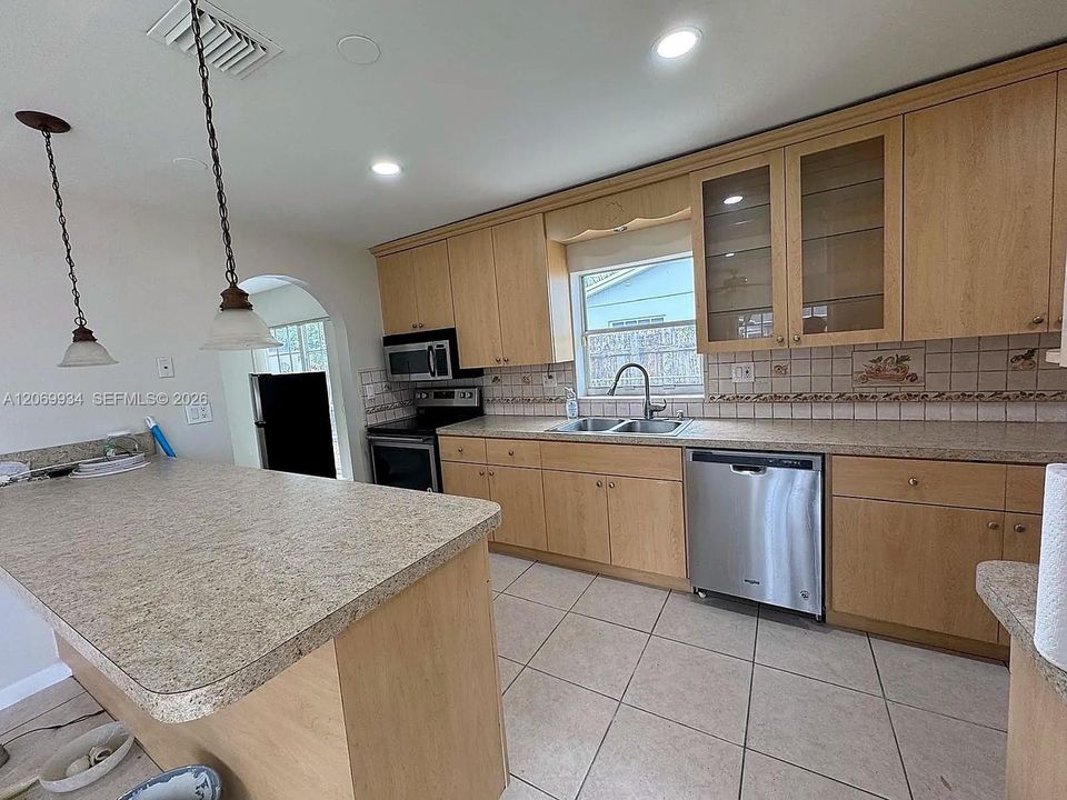 For Rent: $3,800 (4 beds, 2 baths, 2115 Square Feet)