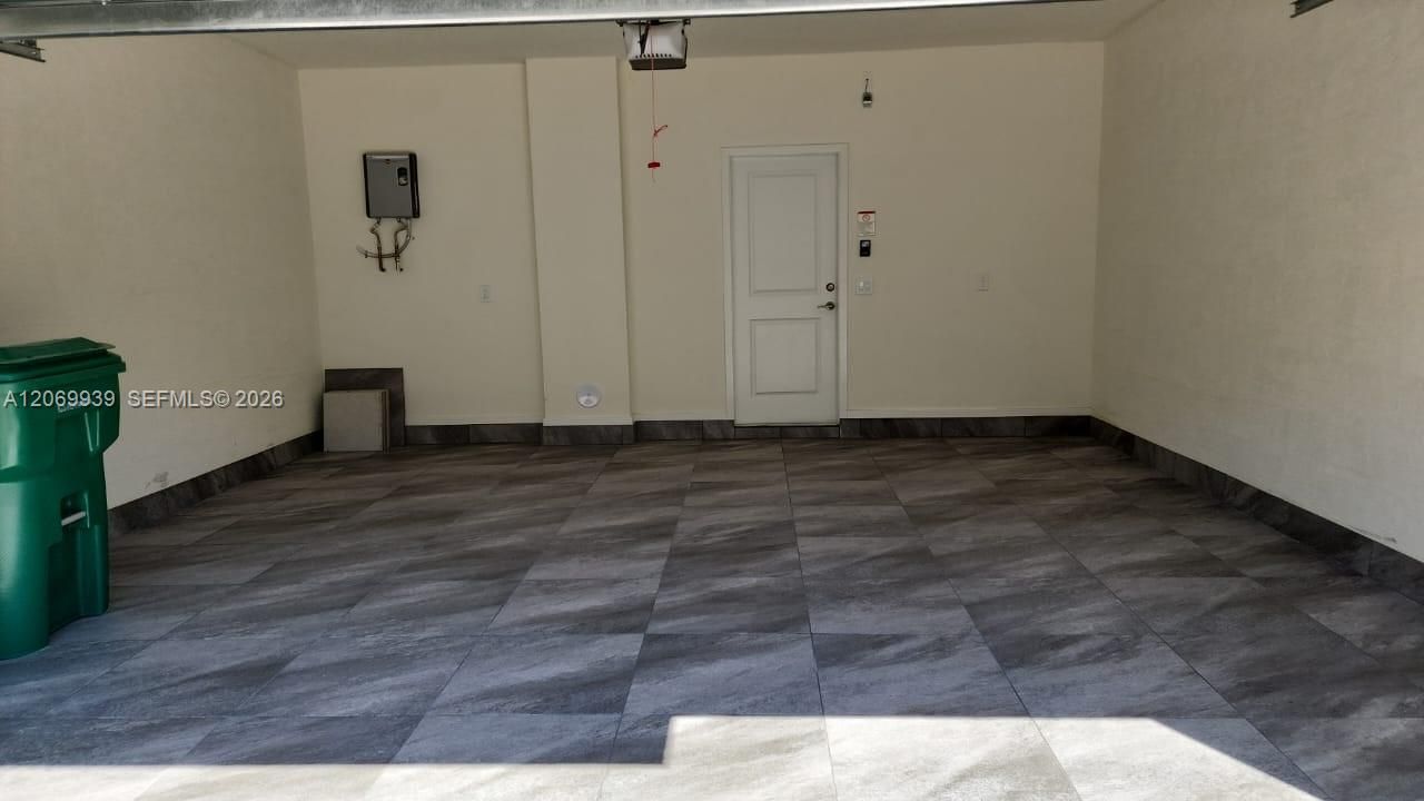 For Rent: $4,100 (3 beds, 2 baths, 1431 Square Feet)