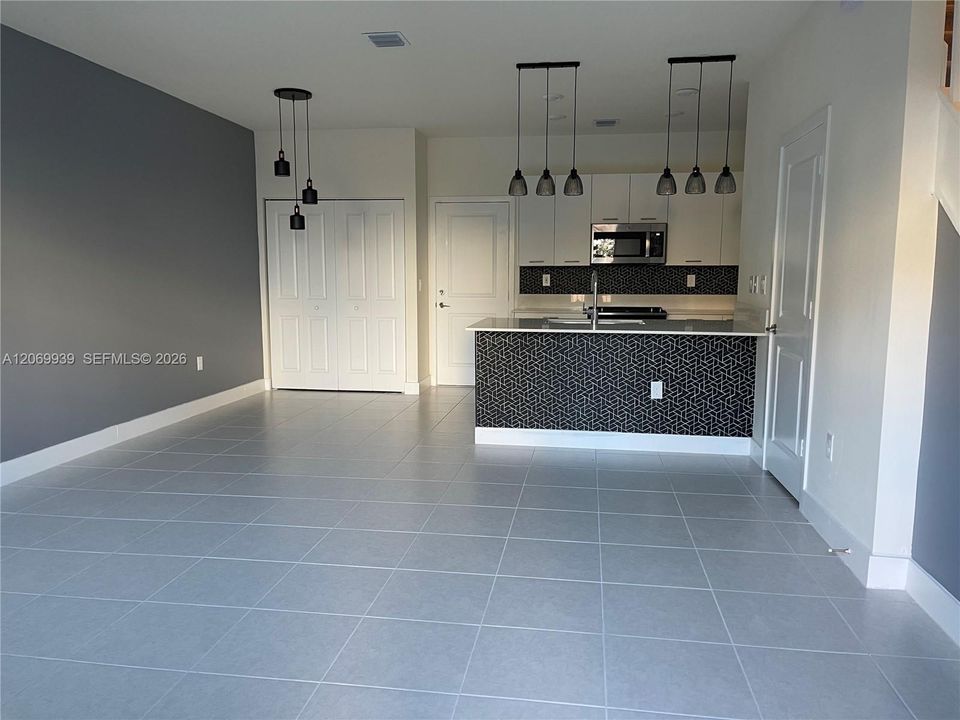 For Rent: $4,100 (3 beds, 2 baths, 1431 Square Feet)