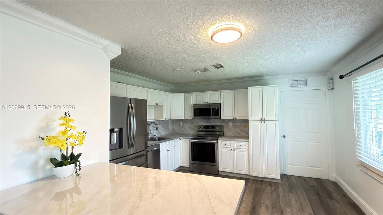 For Sale: $480,000 (4 beds, 2 baths, 1089 Square Feet)