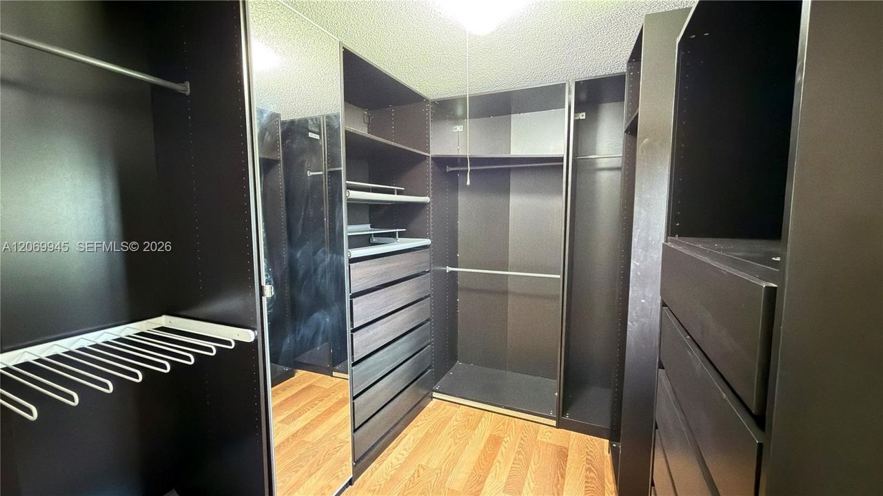 For Sale: $480,000 (4 beds, 2 baths, 1089 Square Feet)
