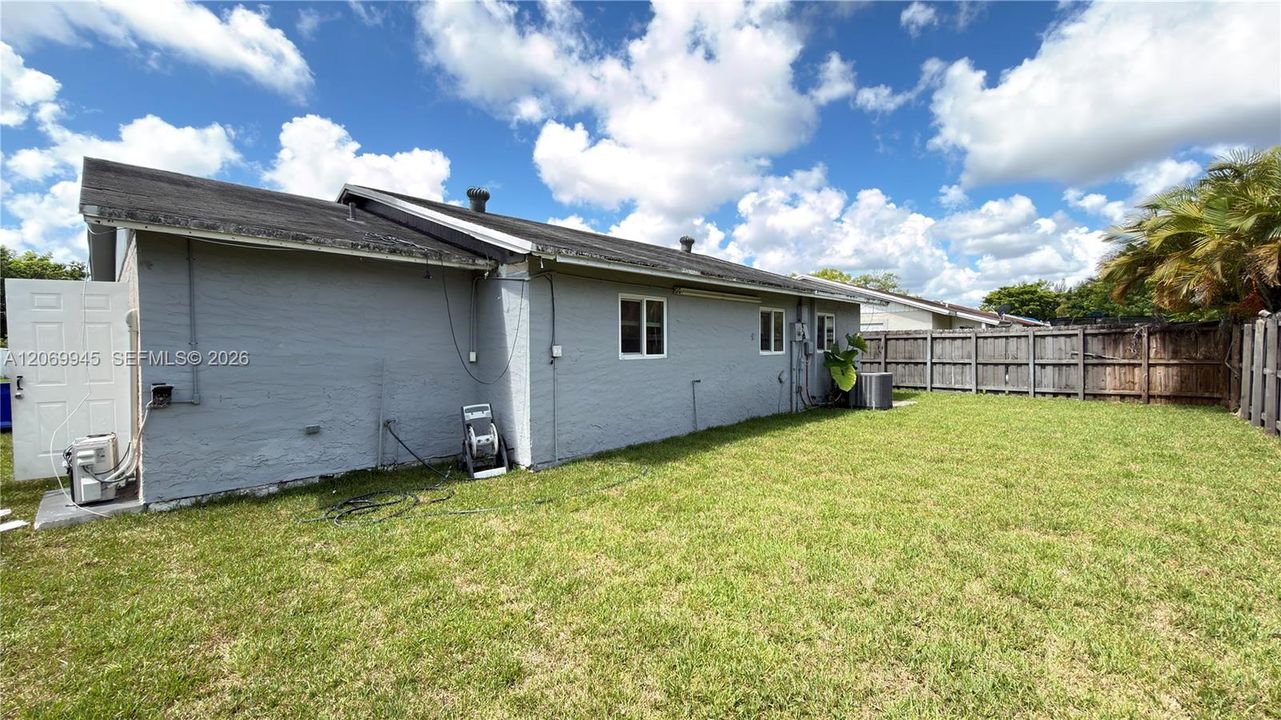 For Sale: $480,000 (4 beds, 2 baths, 1089 Square Feet)