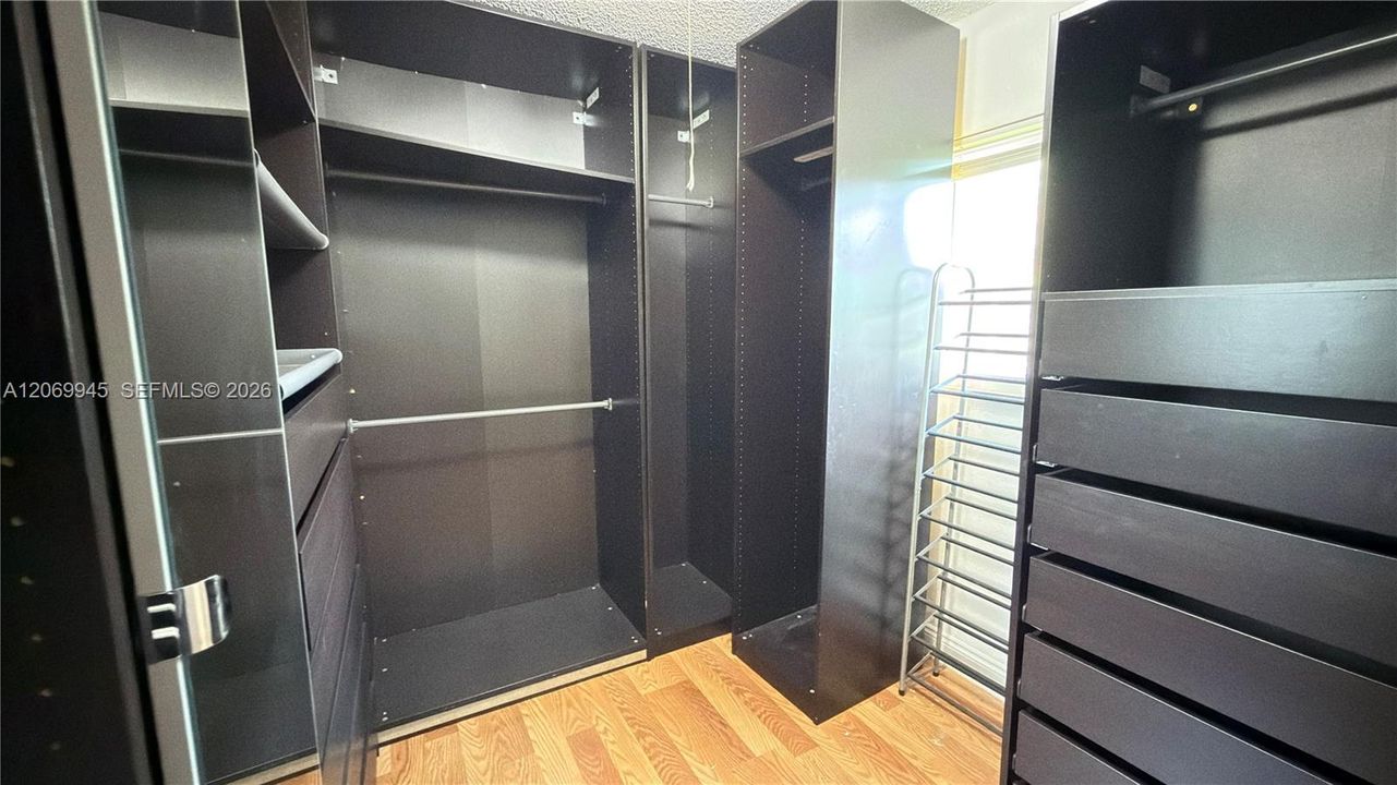 For Sale: $480,000 (4 beds, 2 baths, 1089 Square Feet)