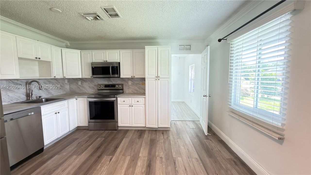 For Sale: $480,000 (4 beds, 2 baths, 1089 Square Feet)