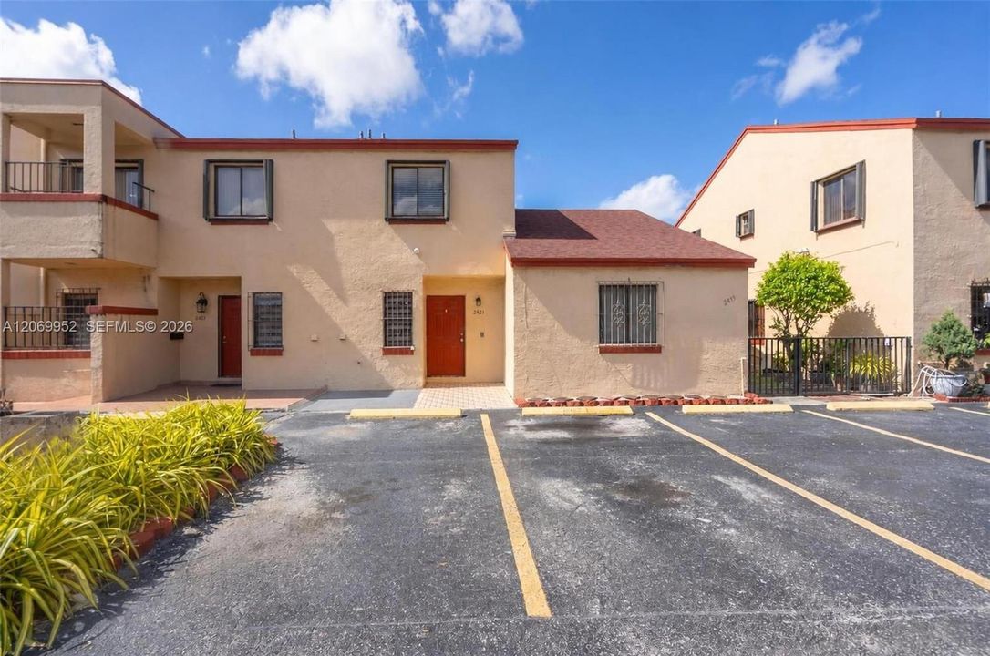 For Sale: $260,000 (2 beds, 1 baths, 900 Square Feet)