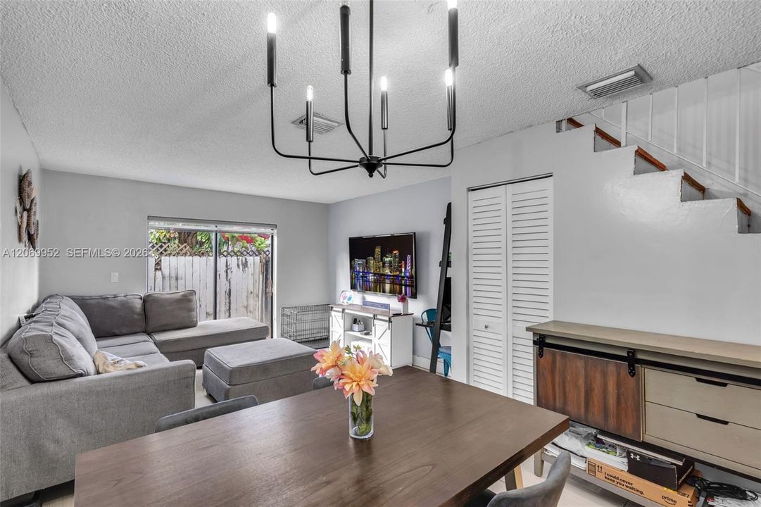 For Sale: $260,000 (2 beds, 1 baths, 900 Square Feet)