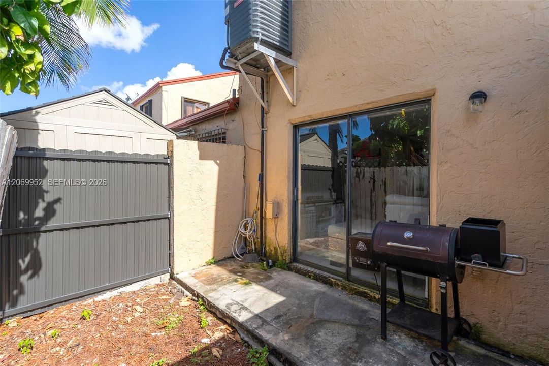 For Sale: $260,000 (2 beds, 1 baths, 900 Square Feet)