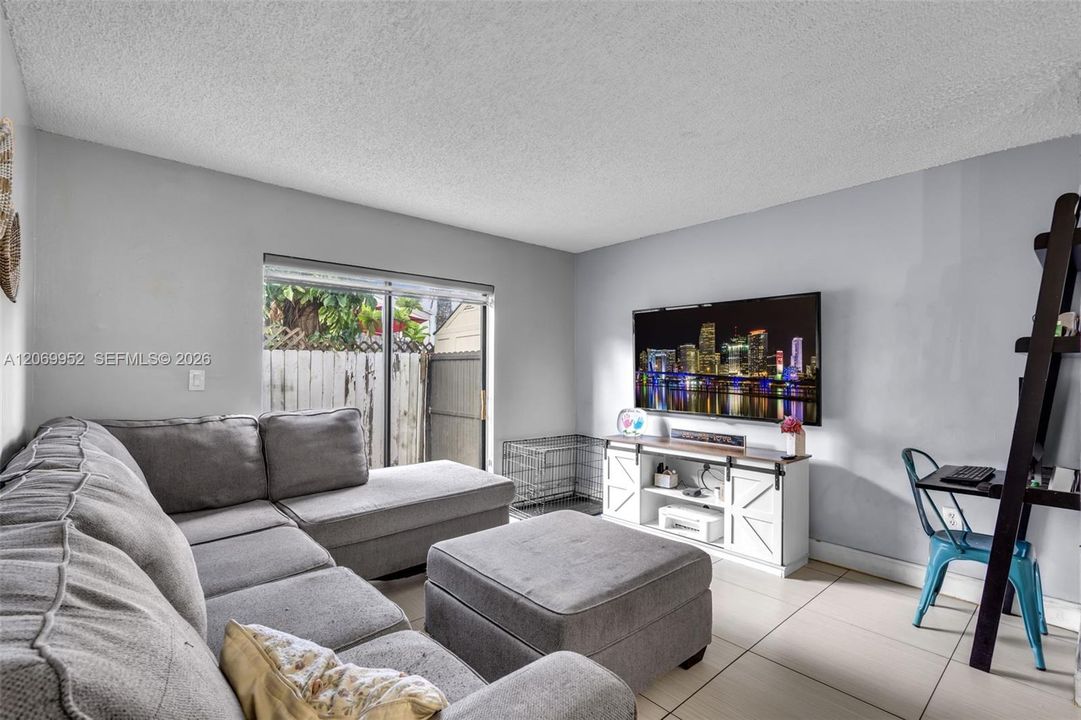 For Sale: $260,000 (2 beds, 1 baths, 900 Square Feet)