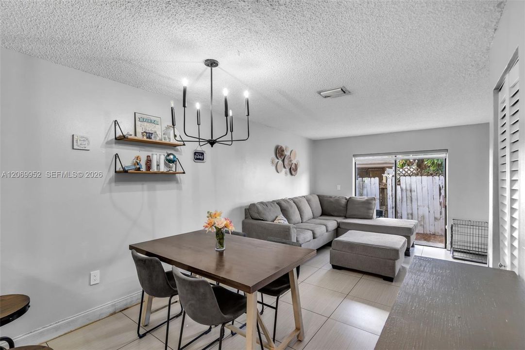 For Sale: $260,000 (2 beds, 1 baths, 900 Square Feet)