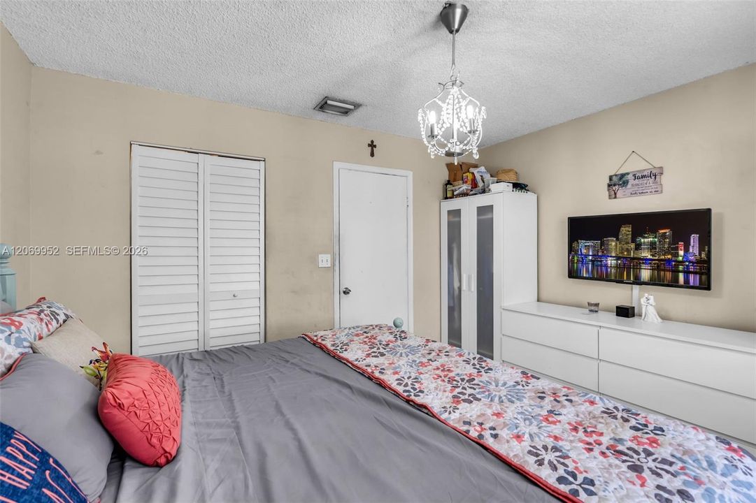 For Sale: $260,000 (2 beds, 1 baths, 900 Square Feet)