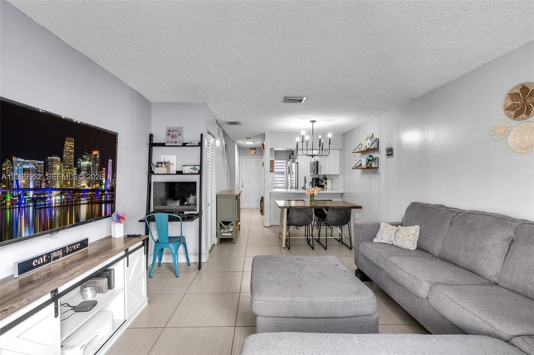For Sale: $260,000 (2 beds, 1 baths, 900 Square Feet)
