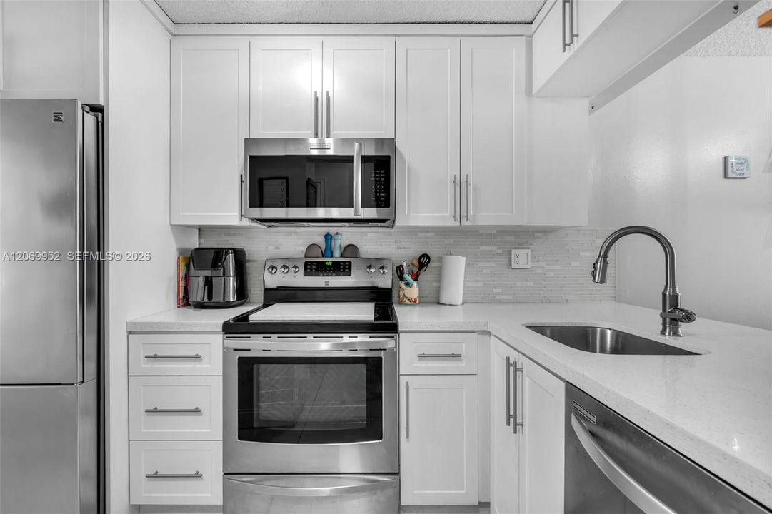 For Sale: $260,000 (2 beds, 1 baths, 900 Square Feet)