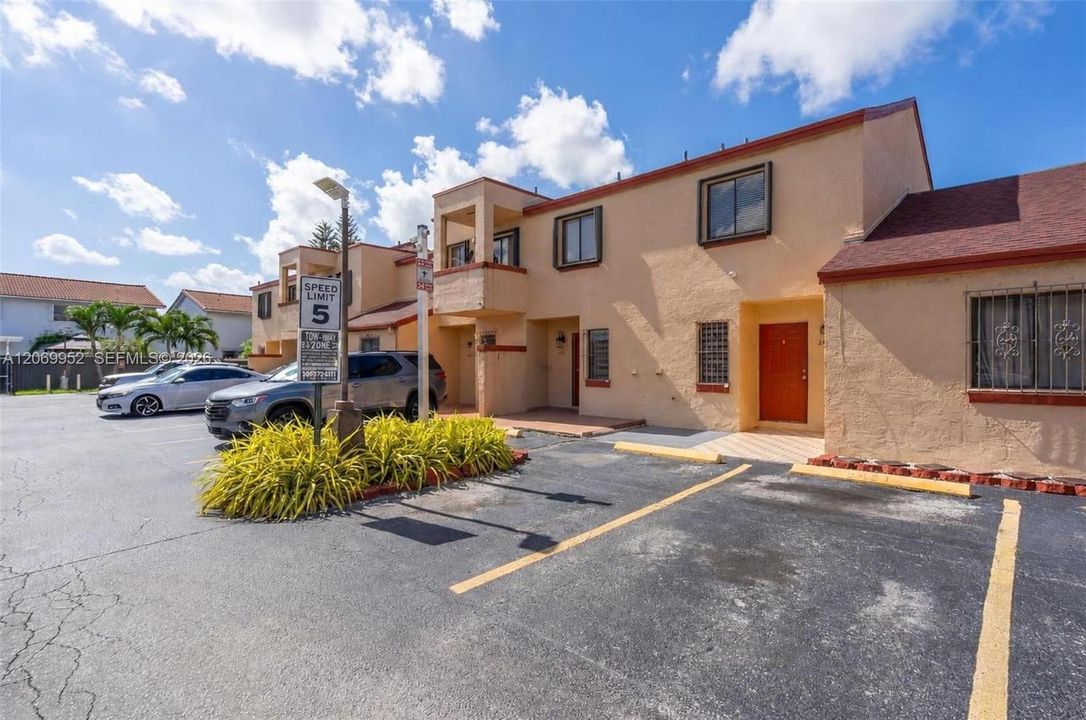 For Sale: $260,000 (2 beds, 1 baths, 900 Square Feet)