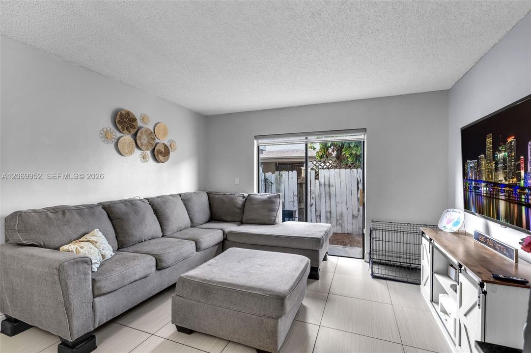 For Sale: $260,000 (2 beds, 1 baths, 900 Square Feet)