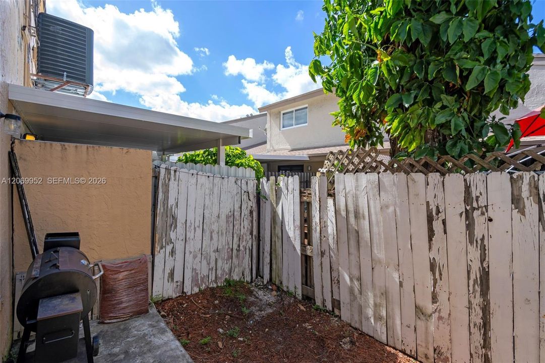 For Sale: $260,000 (2 beds, 1 baths, 900 Square Feet)
