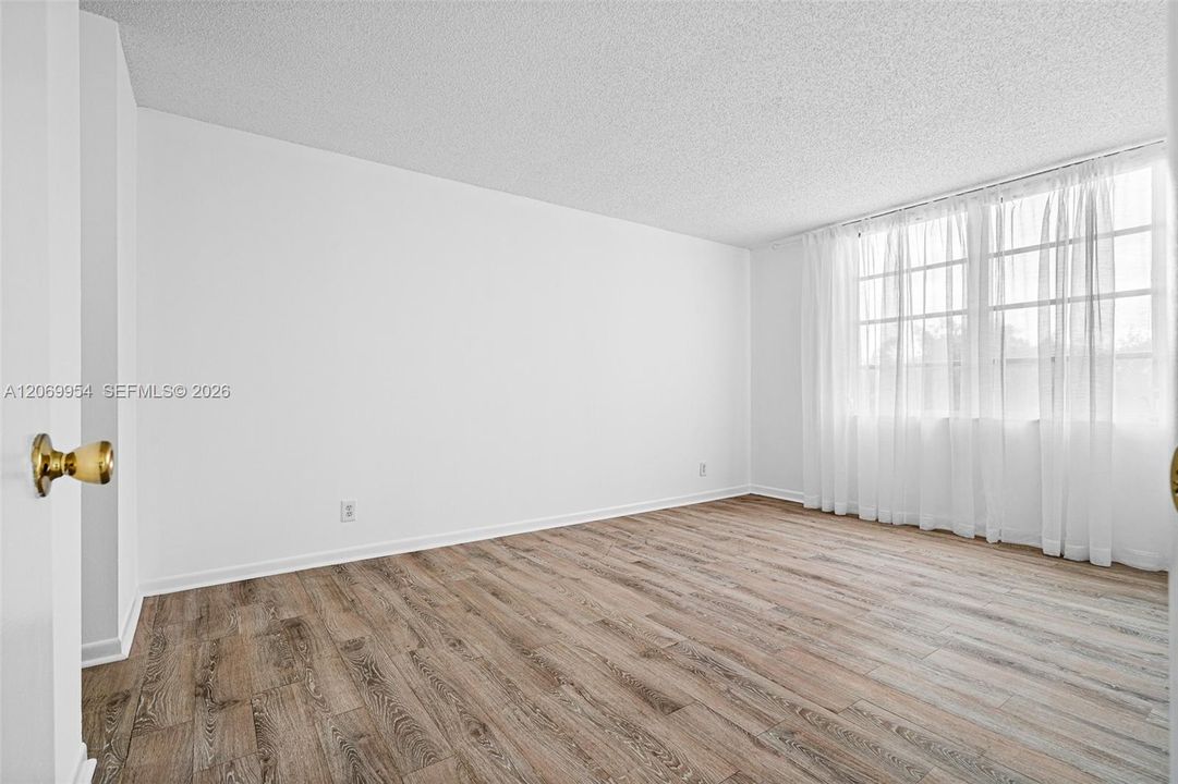 For Sale: $119,000 (1 beds, 1 baths, 800 Square Feet)
