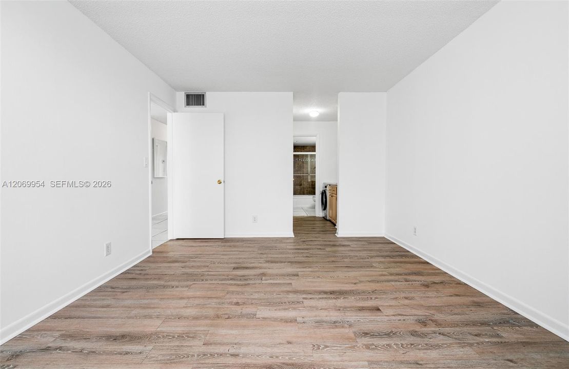 For Sale: $119,000 (1 beds, 1 baths, 800 Square Feet)
