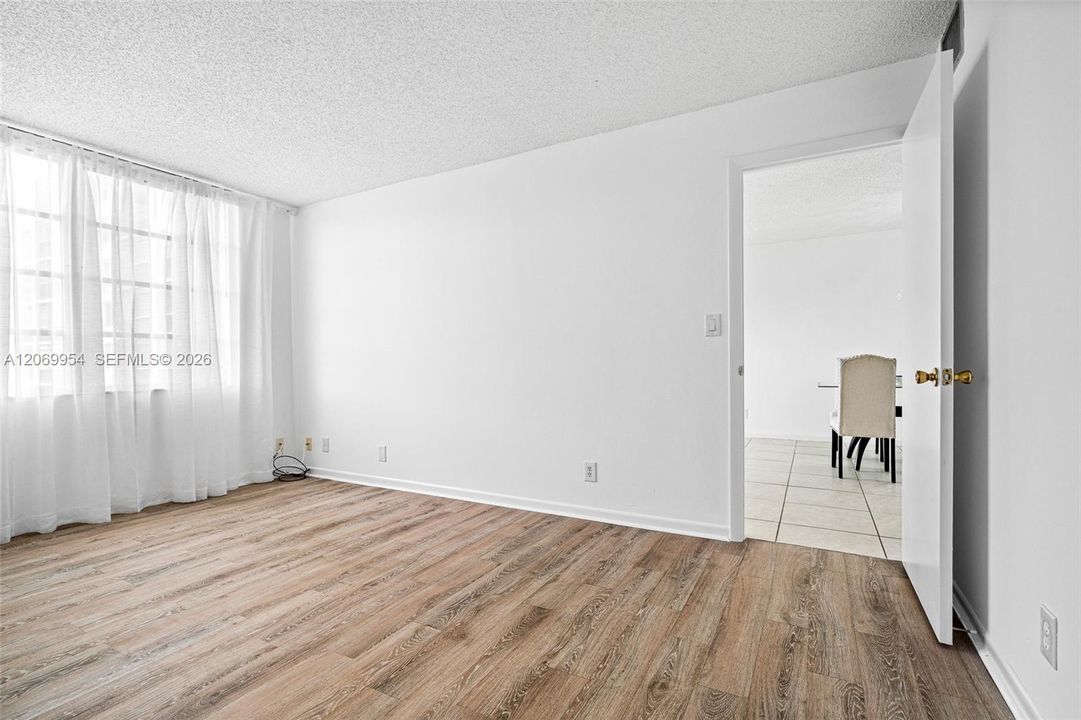 For Sale: $119,000 (1 beds, 1 baths, 800 Square Feet)