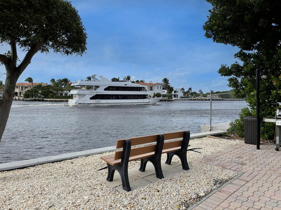 Area to watch boats go by