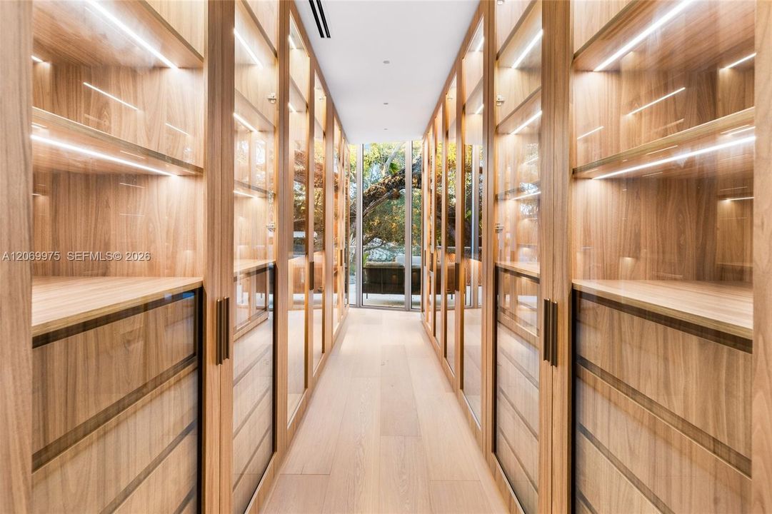 For Sale: $9,995,000 (8 beds, 8 baths, 6194 Square Feet)