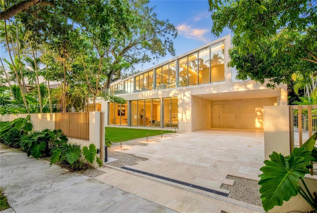 For Sale: $9,995,000 (8 beds, 8 baths, 6194 Square Feet)