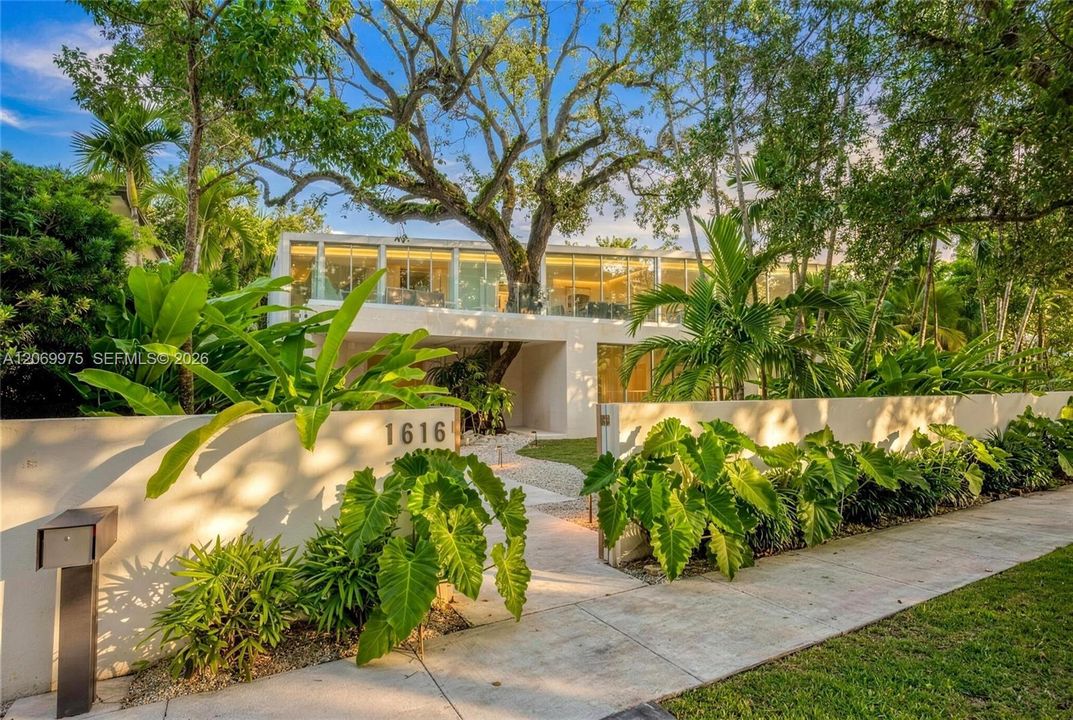 For Sale: $9,995,000 (8 beds, 8 baths, 6194 Square Feet)