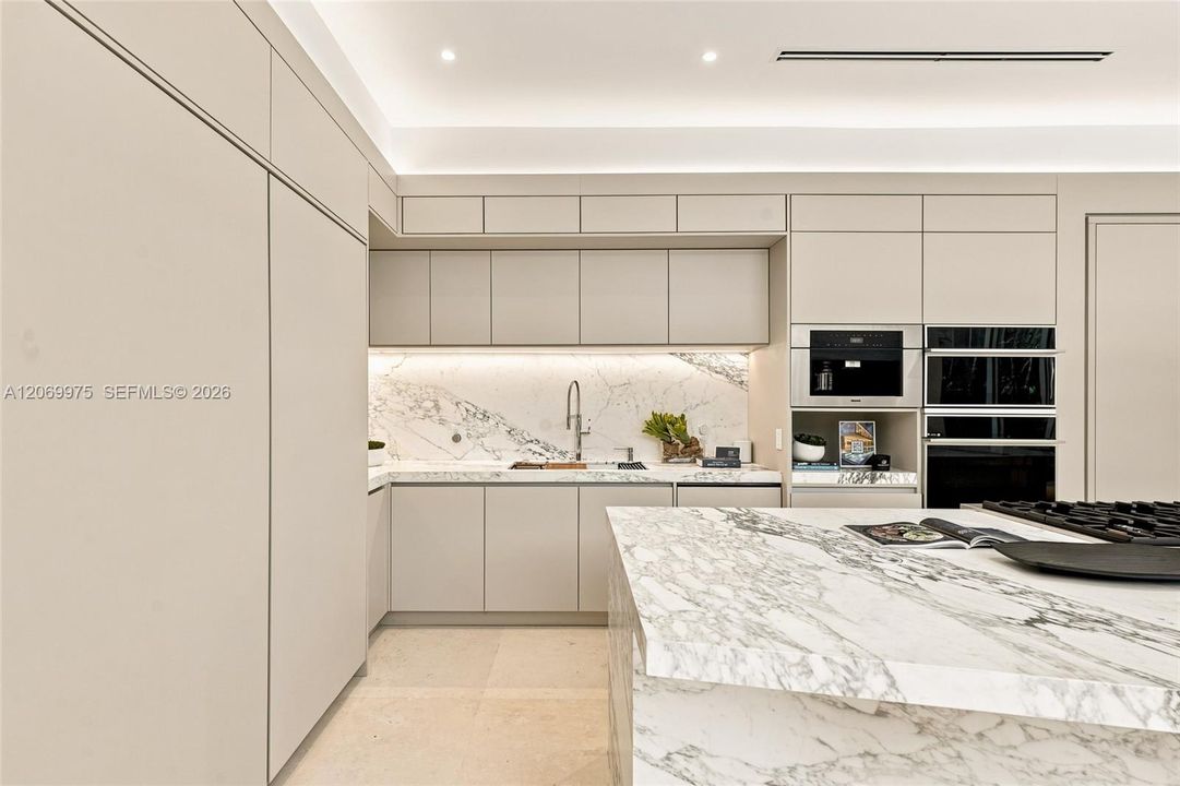 For Sale: $9,995,000 (8 beds, 8 baths, 6194 Square Feet)
