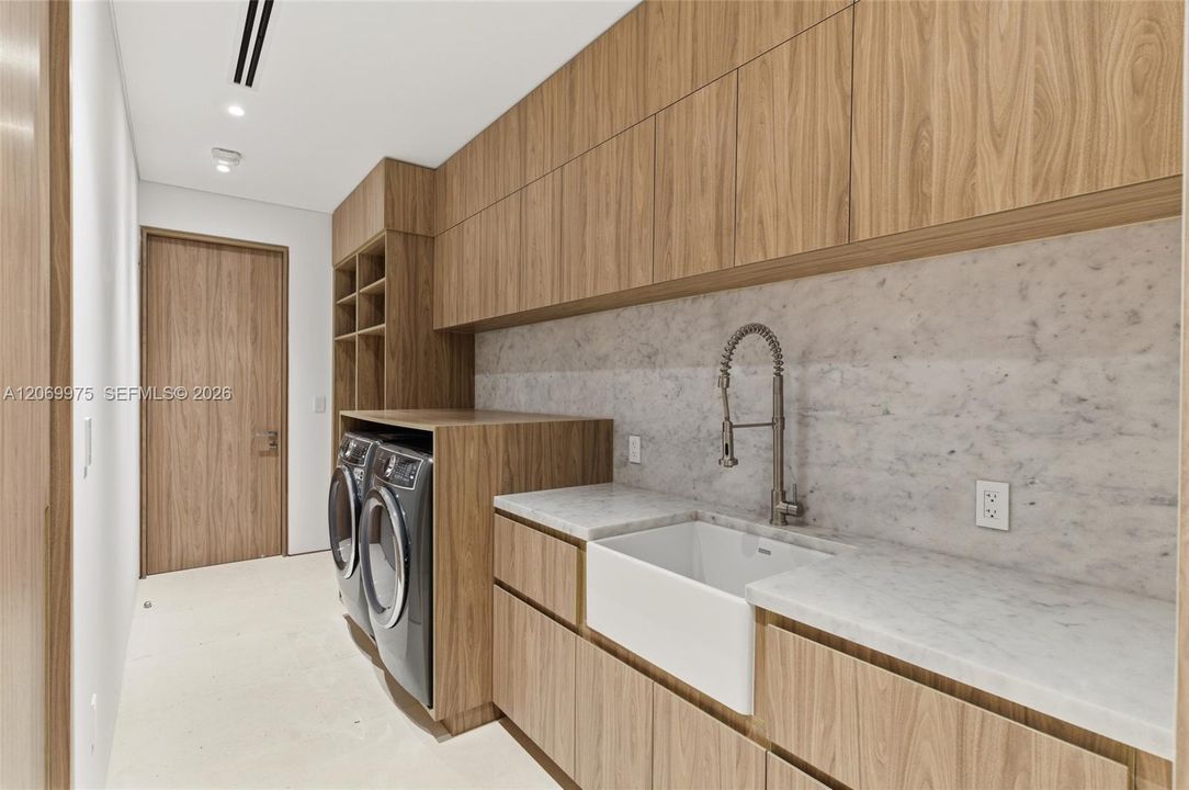 For Sale: $9,995,000 (8 beds, 8 baths, 6194 Square Feet)