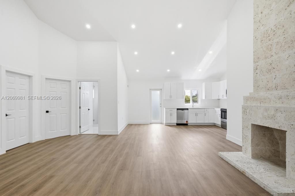 En Venta: $599,900 (4 camas, 3 baños, 1366 Pies cuadrados)