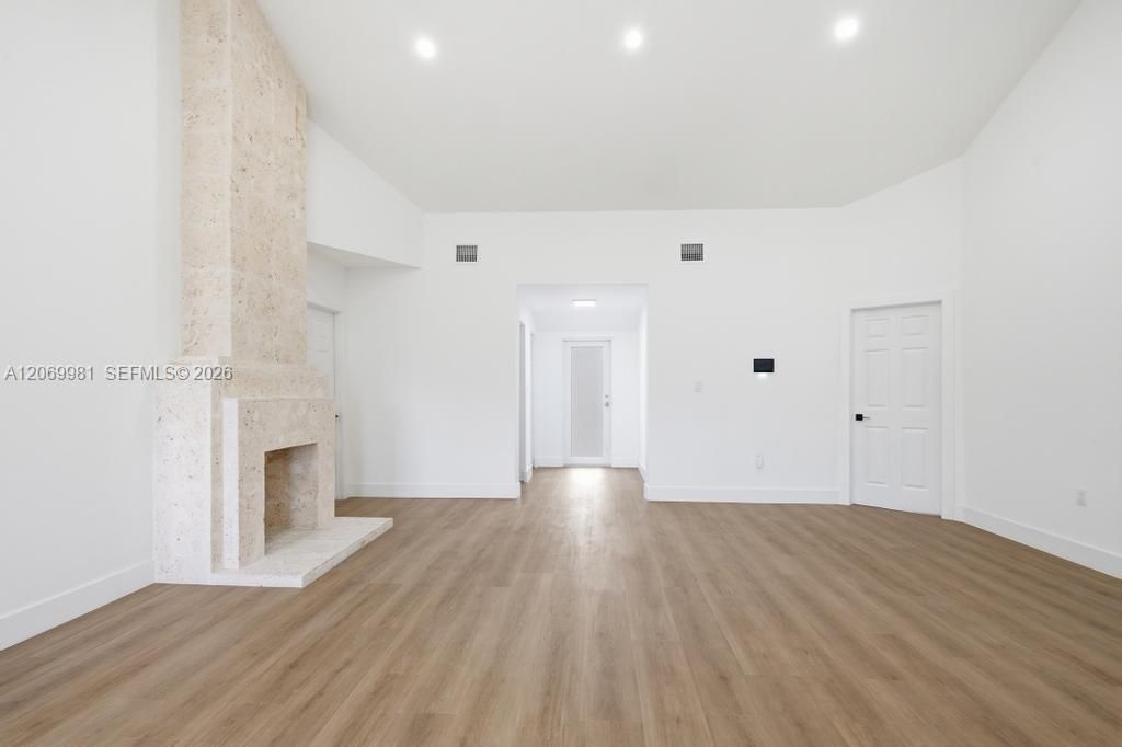 En Venta: $599,900 (4 camas, 3 baños, 1366 Pies cuadrados)