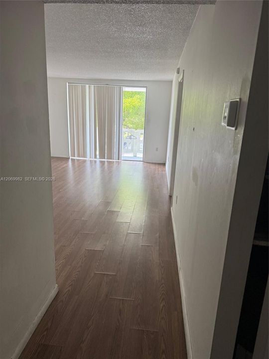For Rent: $1,700 (1 beds, 1 baths, 840 Square Feet)