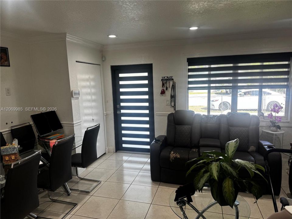 For Sale: $390,000 (2 beds, 1 baths, 875 Square Feet)